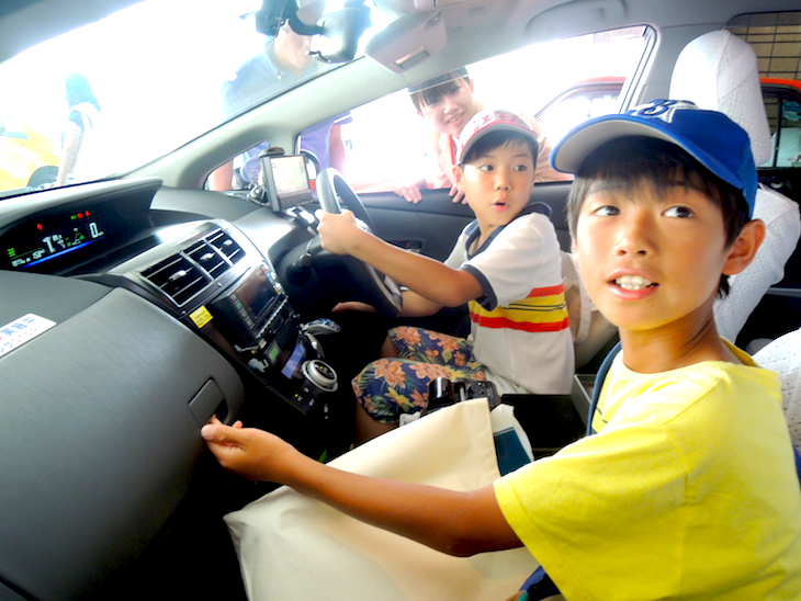 国際自動車のリラクシーが平成27年度 「子ども霞が関見学デー」に参加した時の乗車体験