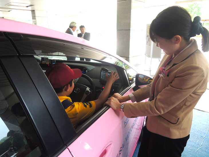 国際自動車のリラクシーが平成27年度 「子ども霞が関見学デー」に参加した時の乗車体験と伊藤さん