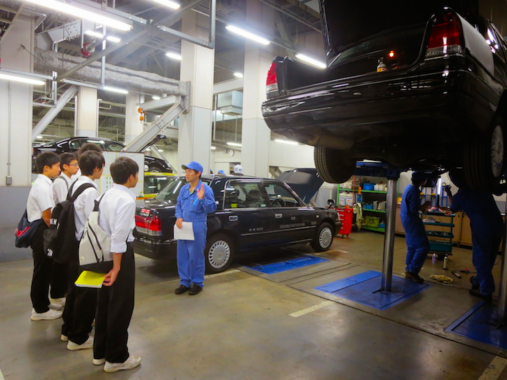 国際自動車ｋｍの東雲整備工場を紫波町立紫波第一中学校の生徒が見学