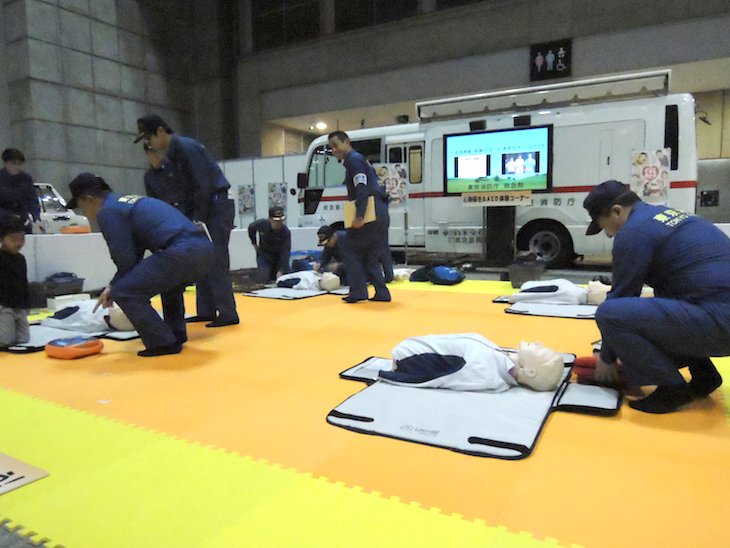 東京消防出初式屋内展示での応急救護体験