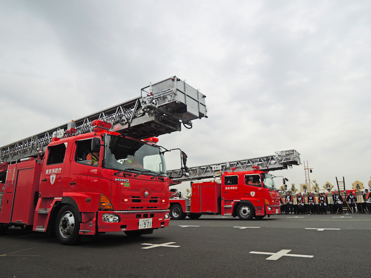 国際自動車kmのリラクシーが東京消防出初式に参加した時の機械部隊分列行進