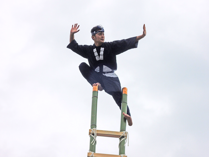 一般社団法人江戸消防記念会による木遣り行進・はしごのり演技