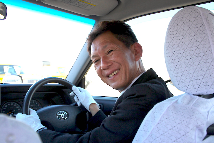 国際自動車株式会社（㎞タクシー）でタクシードライバーと班長を務める、元自動車教習所教官の森山さんの写真