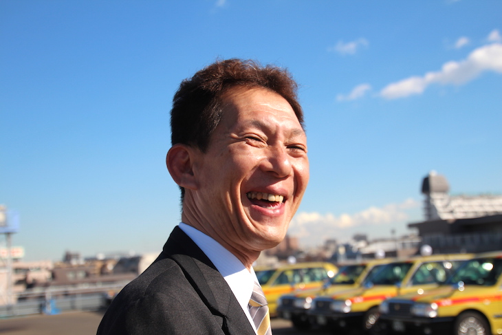 国際自動車株式会社（㎞タクシー）でタクシードライバーと班長を務める、元自動車教習所教官の森山さんの写真