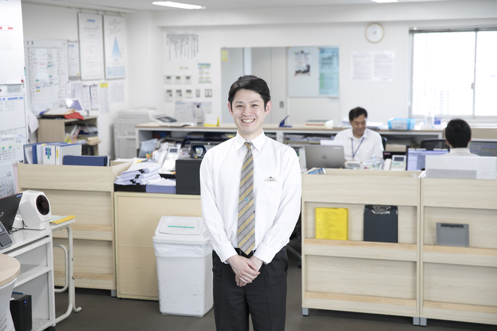 運行管理者という新たなステージへ。 元ドライバーが伝える、仕事の流儀とは。 kmVOICE（社員の声） 国際
