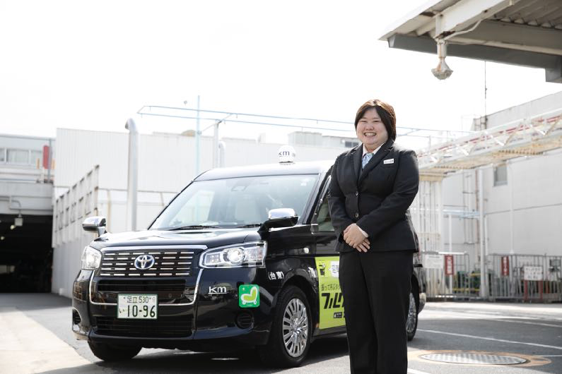 新卒入社で活躍する女性タクシードライバーに聞く 将来は決めない という選択に込められた極意とは Kmvoice 社員の声 国際自動車株式会社