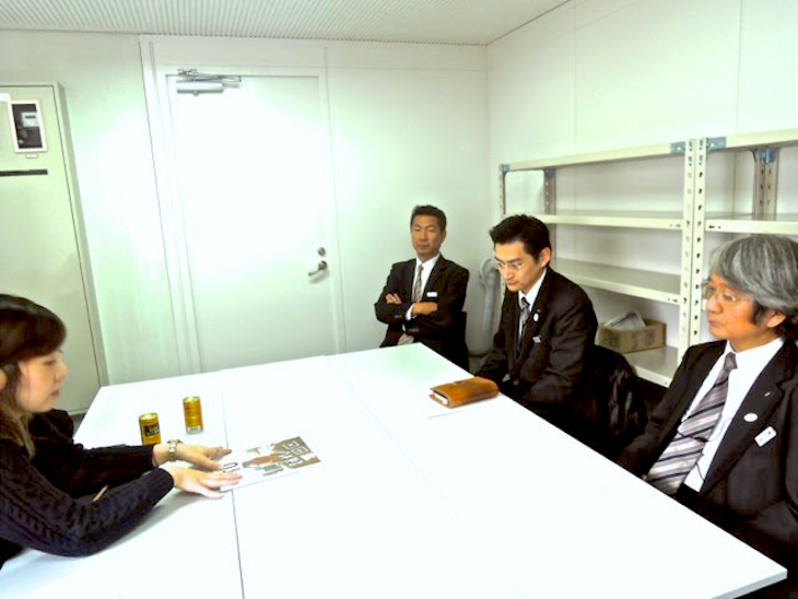 国際自動車ｋｍのタクシードライバーが雑誌「TOmagazine」の世田谷特集に取材を受けている様子
