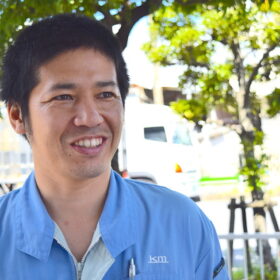 国際自動車のLPガススタンドの充てん員武原正裕さん