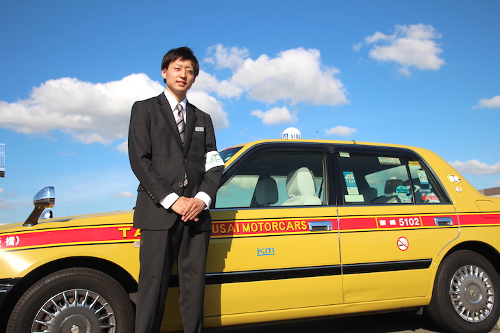 プロのキックボクサーとして活躍しながらタクシードライバーとしても働く国際自動車kmタクシーの日下さん