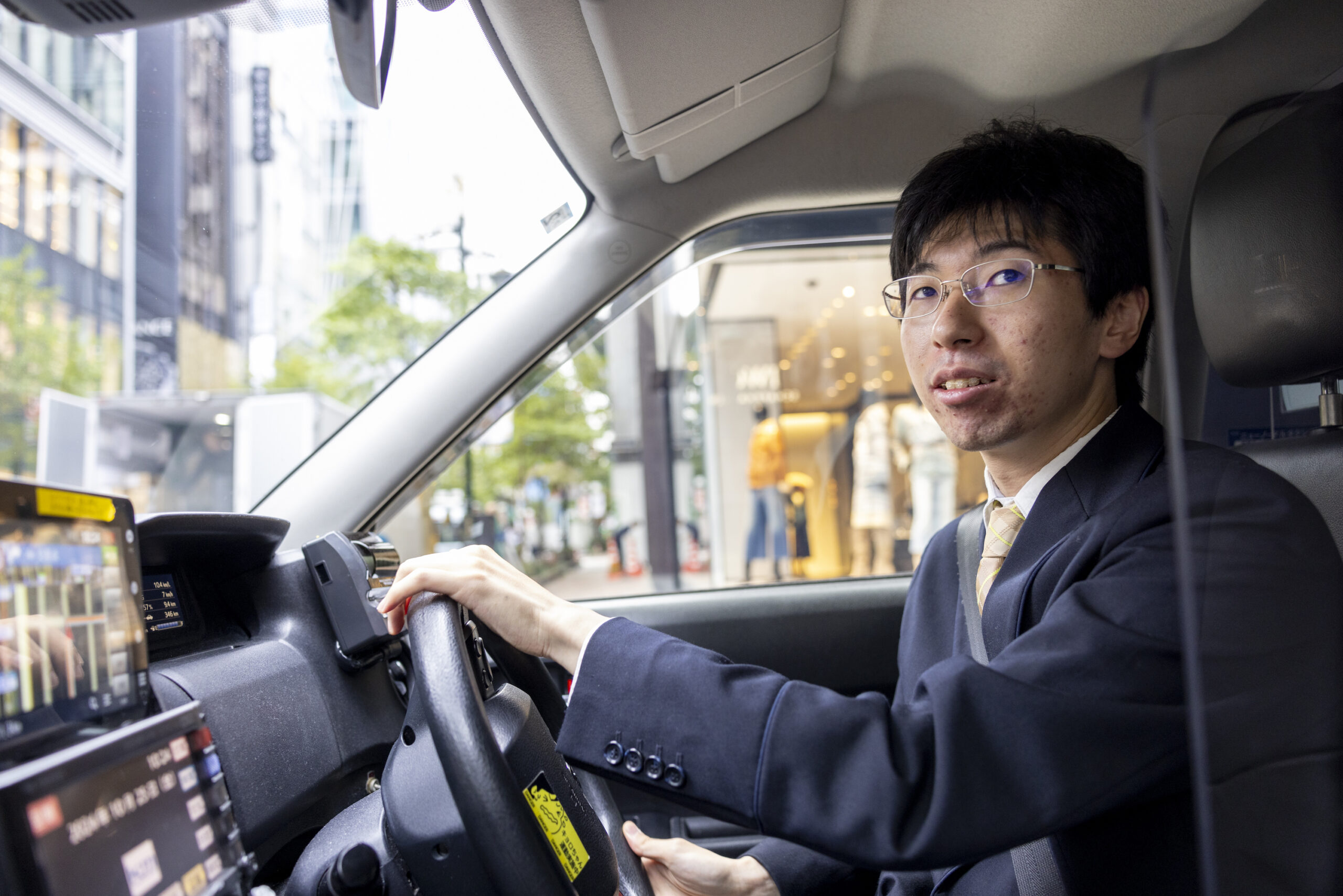 新卒入社から7年、タクシードライバーとして活躍中の佐藤さん！班長職
