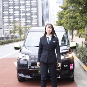新卒女性タクシー運転手